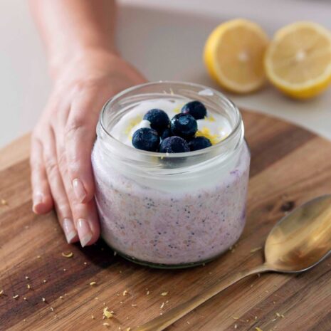 BLUEBERRY, LEMON & POPPY SEED OVERNIGHT OATS IN A JAR